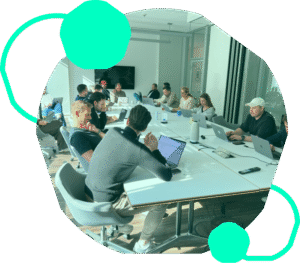 Personen sitzen am Tisch und denken über neue Ideen nach