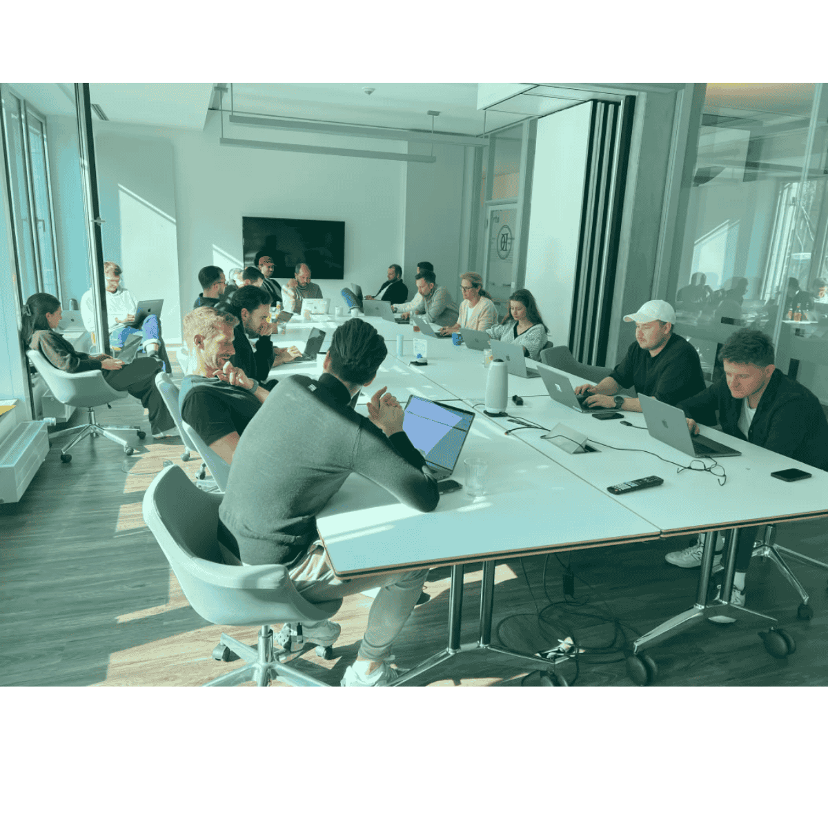 Personen sitzen am Tisch und denken über neue Ideen für das Venture Building nach