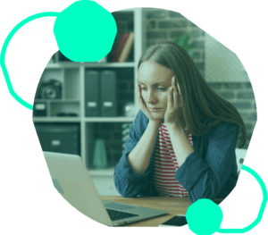 Eine Frau vor einem Laptop