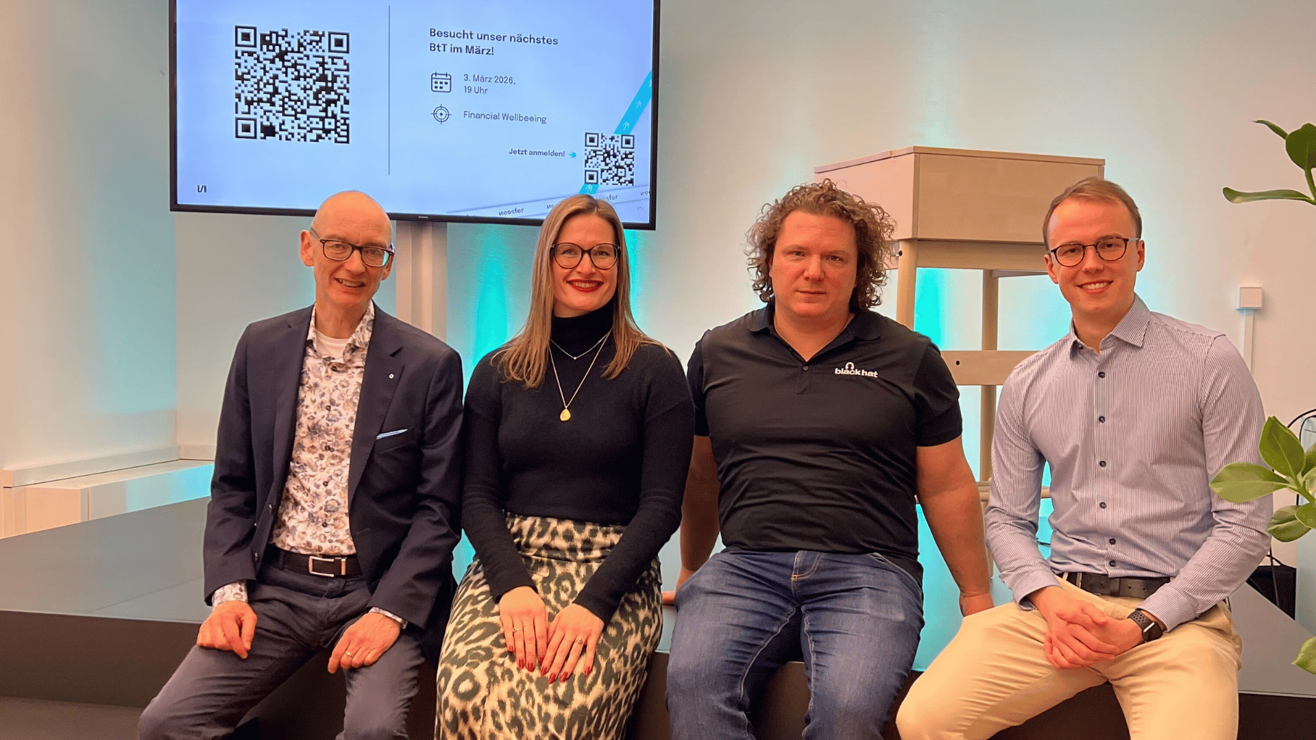 Die Speaker des Abends an der Bühne