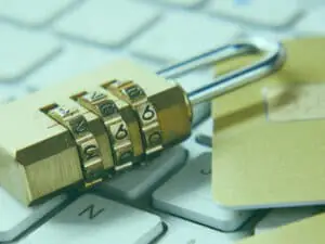 Zahlenschloss auf Tastatur