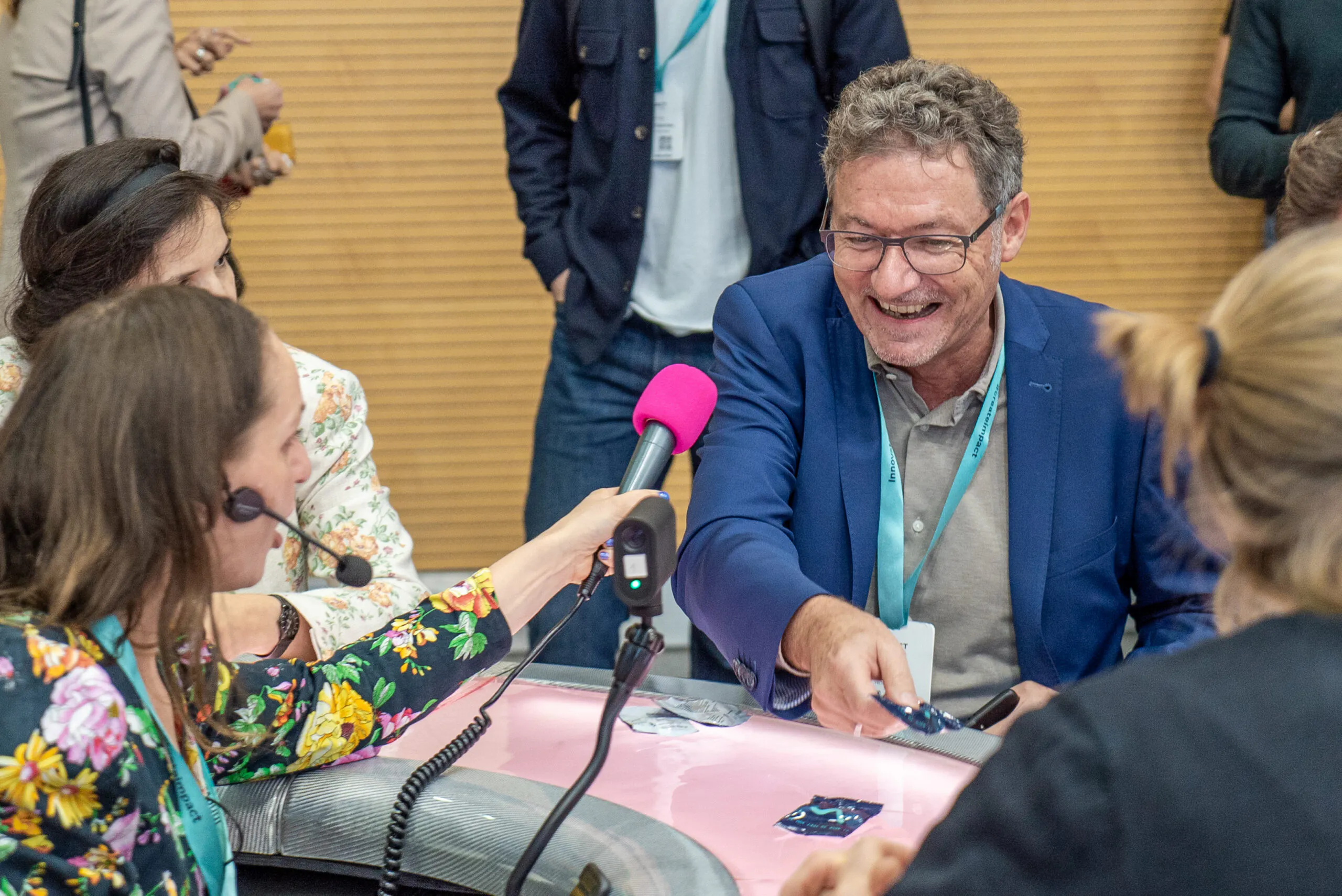 Impact Festival, Mann wird mir Mikro interviewt
