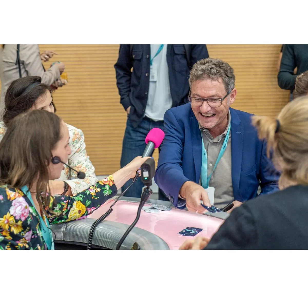 Impact Festival, Mann wird mir Mikro interviewt