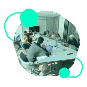 Personen sitzen am Tisch und denken über neue Ideen nach