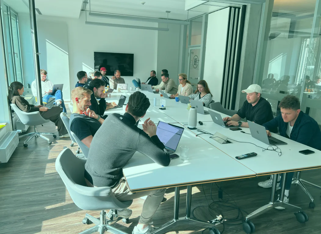 Personen sitzen am Tisch und denken über neue Ideen für das Venture Building nach