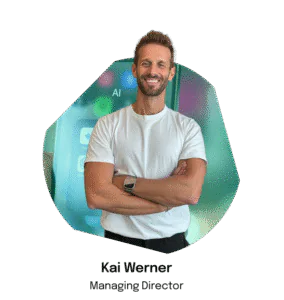 Kai Werner vor einem Smartphone