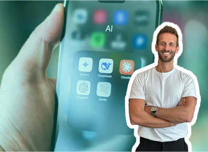 Kai Werner vor einem Smartphone