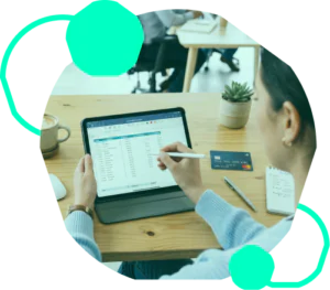 Frau mit Tablet auf dem Tisch